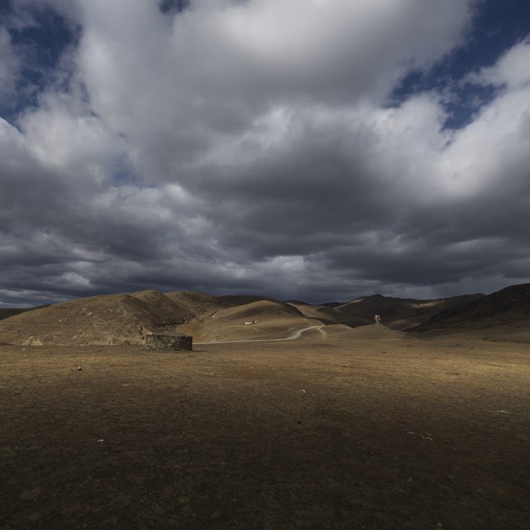 Ascending the back mountain of Minya Temple, the ridges stretch endlessly under a vast sky. With a boundless view, one realizes true freedom is a heart unchained.